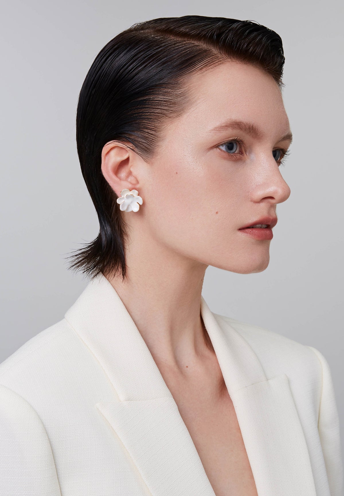daartemis-White Petal Camellia Studs